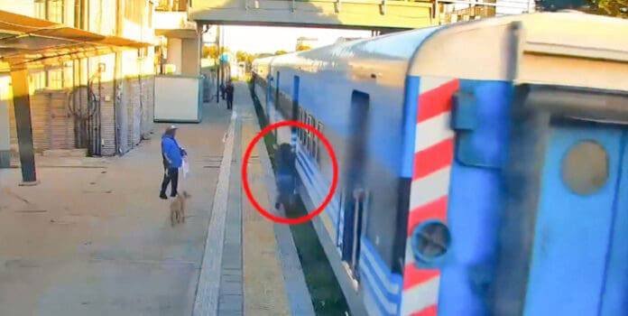 MUJER SOBREVIVE TRAS INCIDENTE CON TREN EN ARGENTINA
