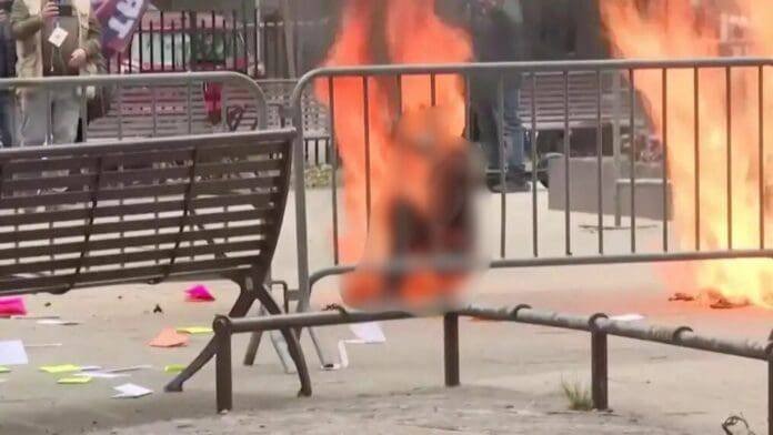 Trágico suceso en Nueva York: Hombre fallece tras incendiarse frente al tribunal durante juicio a Trump