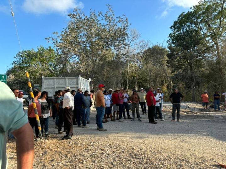 Bloquean carretera a la altura de Akumal y Uxuxubi para exigir reparación de camino