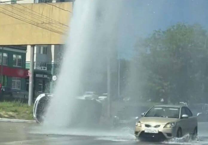 Coche Vuelca por Sorpresivo Chorro de Agua en Rusia