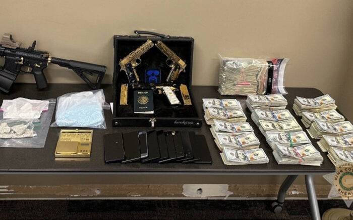 Detienen en Washington a narco del Cártel de Sinaloa con droga y pistolas bañadas en oro