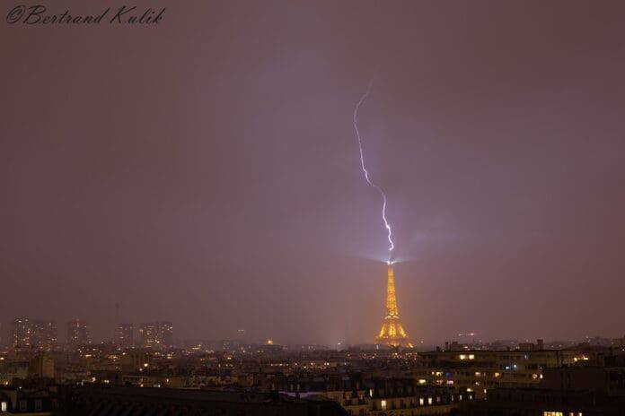 Impacto de Rayo en la Torre Eiffel Durante Tormenta en París
