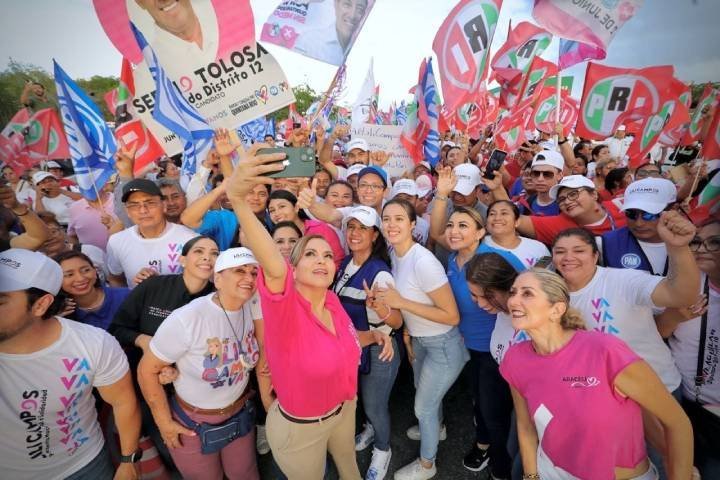 Lili Campos muestra músculo en caminata por Villas del Sol