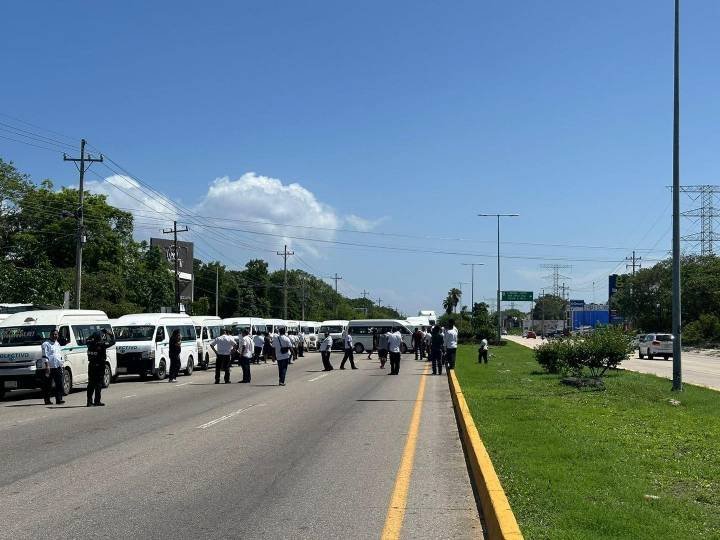 Bloquean taxistas bulevar de Playa del Carmen