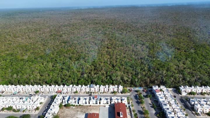Controlado en un 65% incendio atrás de Villas del Sol