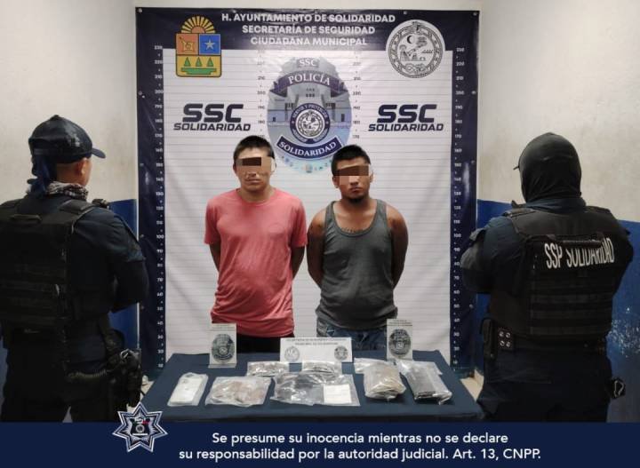 Detienen a dos personas con narcóticos y réplica de arma en Playa del Carmen
