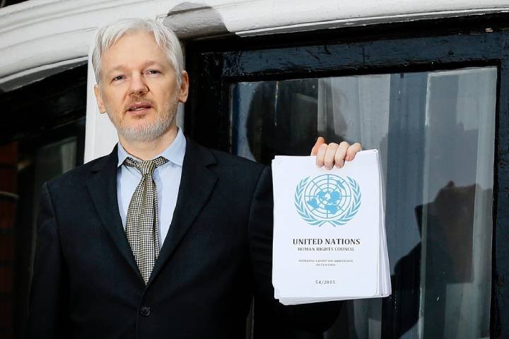 Sale libre Julian Assange tras reconocer delito de espionaje