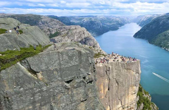 Turista Fallece tras Caer de un Acantilado en Noruega Famoso por "Misión Imposible"