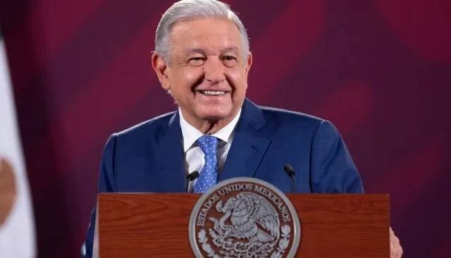 Anticipa López Obrador que hará entrega de títulos de propiedad a 4 mil familias de la Colosio