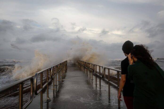 BERYL SE DEBILITA TRAS TOCAR TIERRA EN LA COSTA DE TEXAS COMO HURACÁN DE CATEGORÍA 1