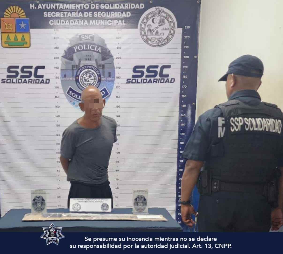 ### Detención por Homicidio en Grado de Tentativa en Playa del Carmen **Playa del Carmen, Solidaridad a 9 de julio de 2024** - La Policía Municipal de Solidaridad detuvo a un sujeto por el posible delito de homicidio en grado de tentativa, tras ser señalado de lesionar a una persona en el cuello con un machete en la colonia Nueva Creación. Oficiales de la Policía Preventiva y Tránsito Municipal respondieron de inmediato a una llamada de auxilio y arribaron a la avenida 28 de Julio, donde encontraron a una persona con una herida punzocortante en el cuello, por lo que solicitaron asistencia médica. Con la ayuda de testigos, lograron ubicar y dar alcance al presunto responsable, Mauricio "N", de 52 años, originario de la Ciudad de México, quien tenía en su posesión un machete, arma con la que lesionó a la víctima durante una riña. El detenido fue puesto a disposición de la Fiscalía General del Estado para las investigaciones correspondientes.