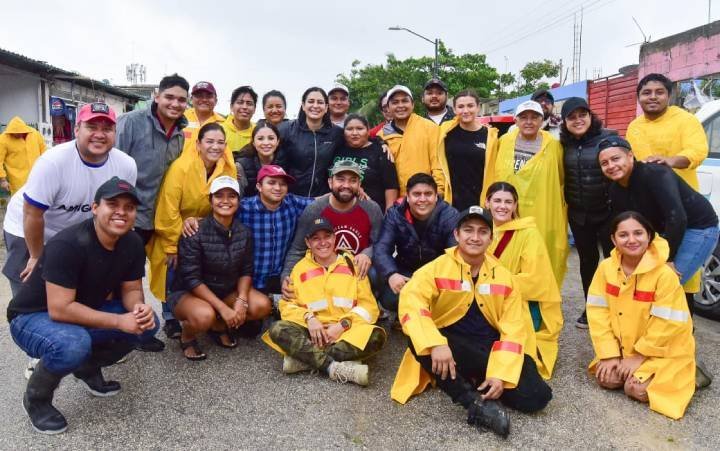 Estefanía Mercado recorre In House y atiende a las familias vulnerables tras el paso de Beryl