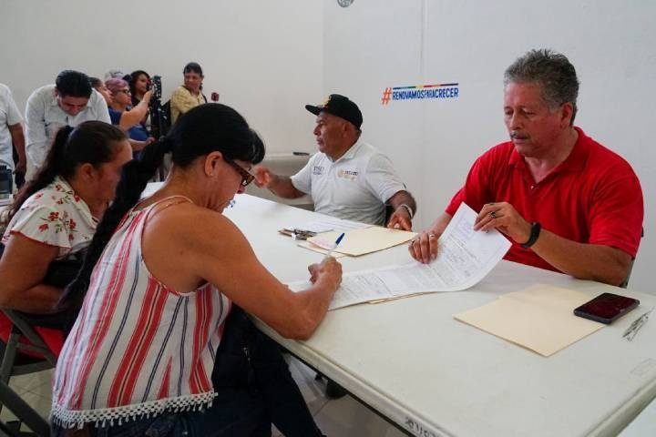 Realizan firma de escrituras para las primeras 100 familias de Cristo Rey