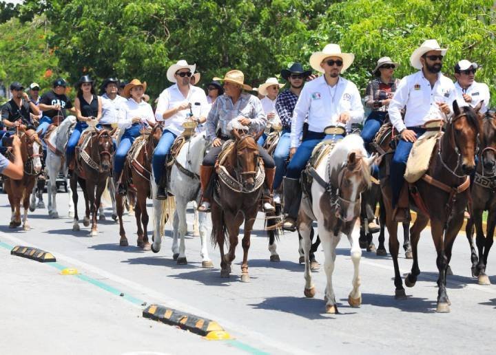 Realizan tradicional cabalgata de la Feria del Carmen 2024