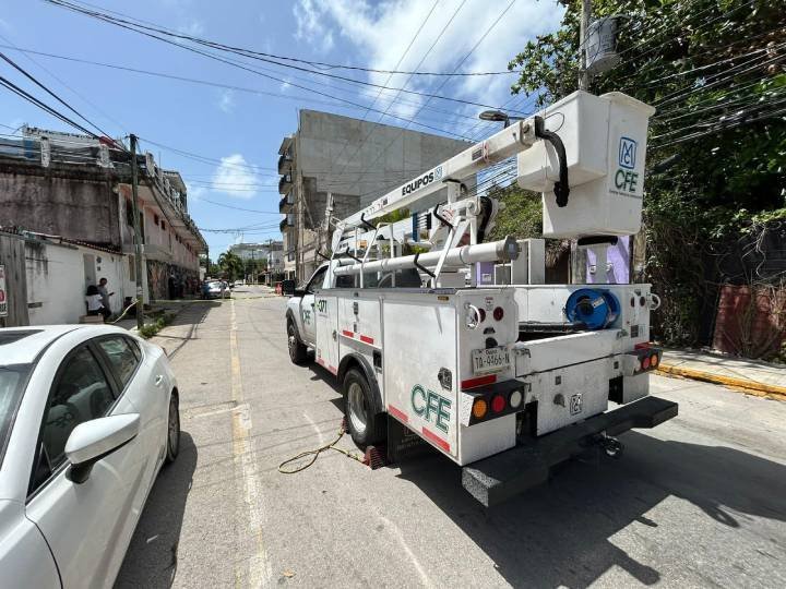 Retroexcavadora tira líneas de la CFE dejando sin luz a colonia de Solidaridad
