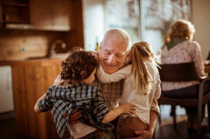 Se pone en marcha ley en Suecia que permite a los abuelos recibir pago por cuidar a sus nietos