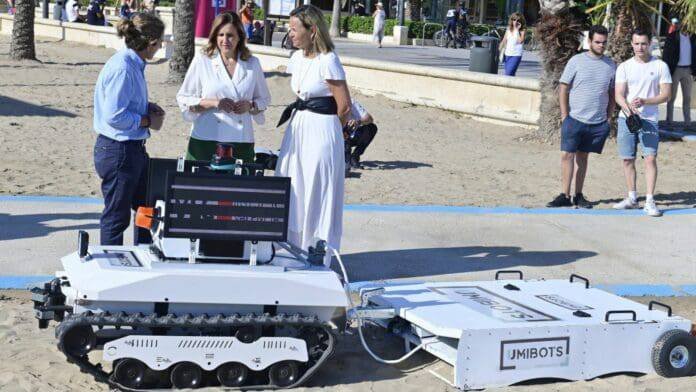 VALENCIA PRESENTA "UMIbeach", SU PRIMER ROBOT AUTÓNOMO PARA LIMPIAR PLAYAS CON IA