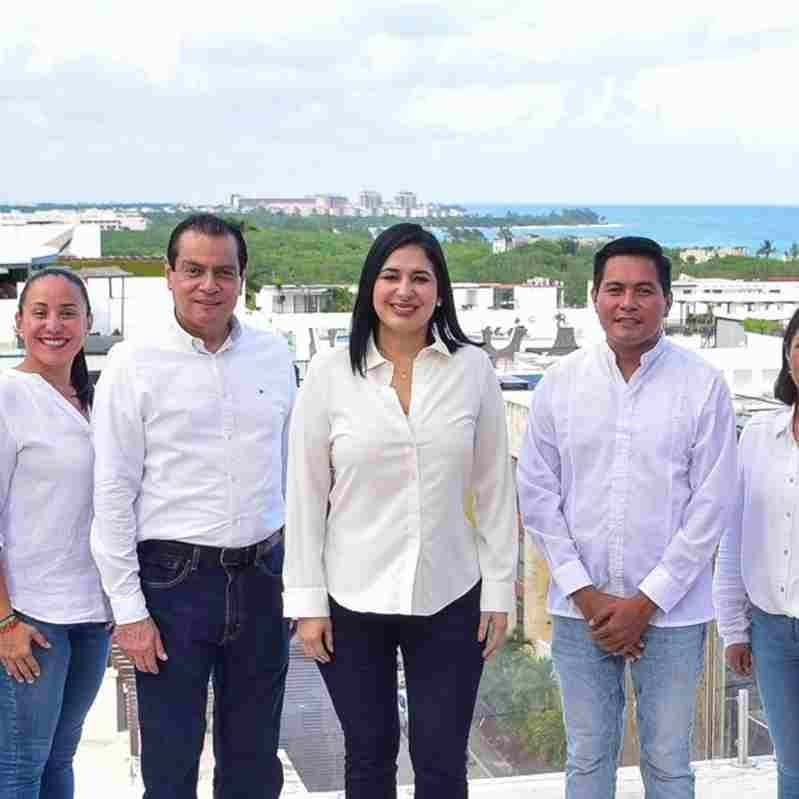 Estefanía Mercado presenta a su equipo para la entrega-recepción municipal de Solidaridad