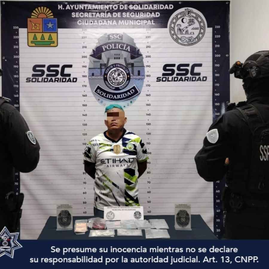 Policía Municipal de Solidaridad detiene a hombre con posible droga en la Quinta Avenida