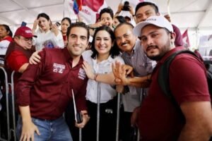 Estefanía Mercado celebra junto a Martín de la Cruz en Solidaridad