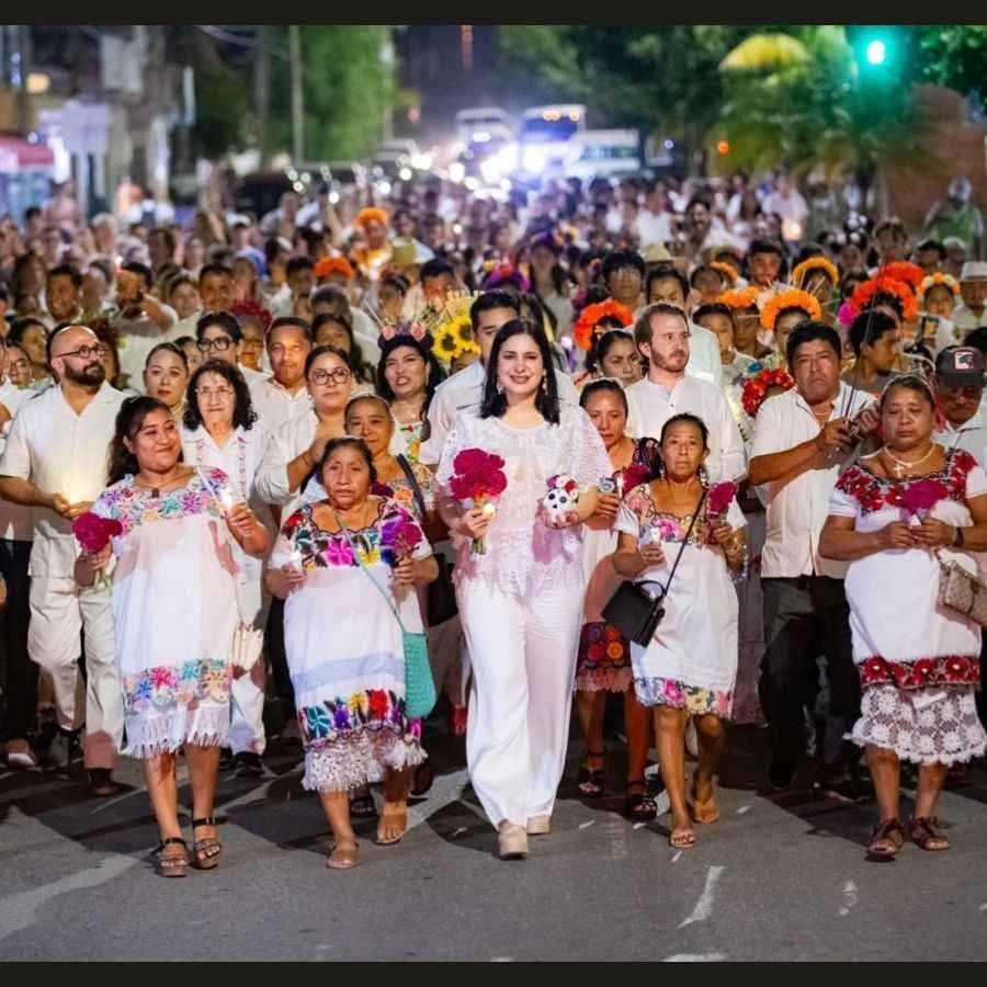 Miles disfrutan en Playa del Carmen segunda noche de misticismo y tradición en las festividades de los Días de Muertos