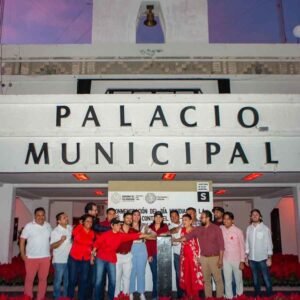 Iluminan de rojo el Palacio Municipal de Solidaridad, como símbolo de la lucha contra el VIH-Sida