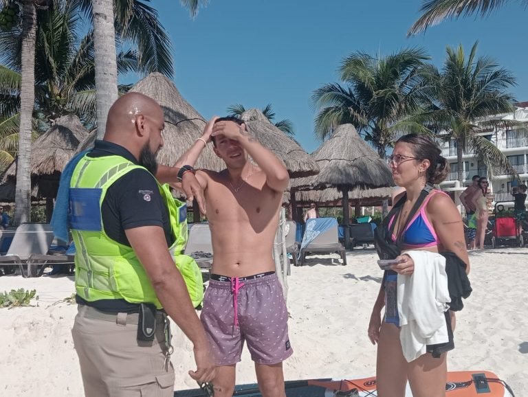 Elementos de Protección Civil de Playa del Carmen rescatan a turistas arrastrados por el viento y el oleaje al practicar pádel surf