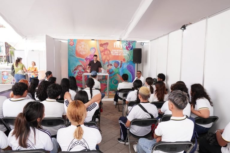 La FILyC de Playa del Carmen conquista a locales y turistas en la Plaza 28 de Julio