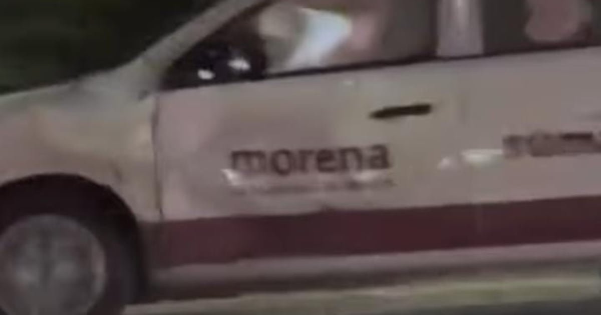 Presunto auto de Morena arrolla a 2 personas que viajaban en moto; el conductor logró escapar – El Financiero